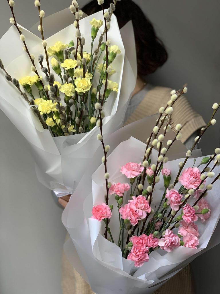 Букет кустового  диантуса с вербой