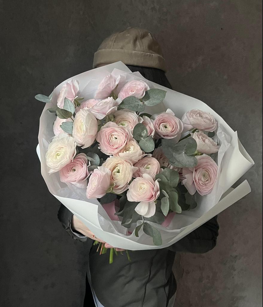 Ранункулюсы с эвкалиптом