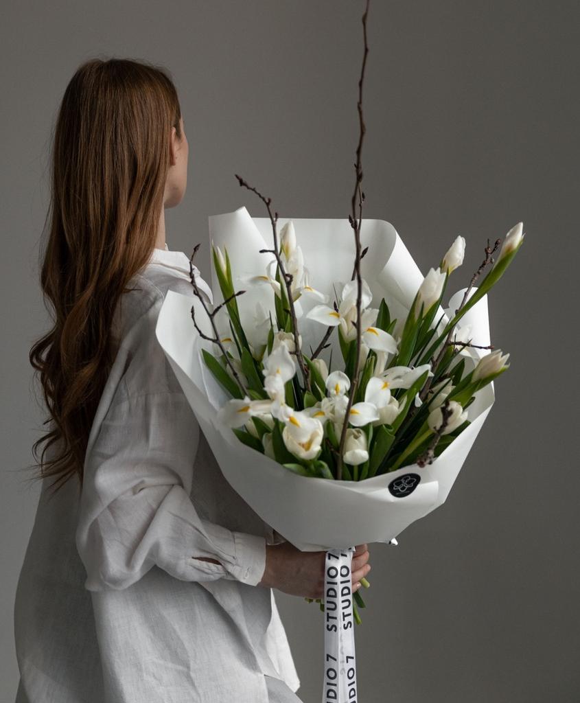 Белоснежный микс ирисов с тюльпанами