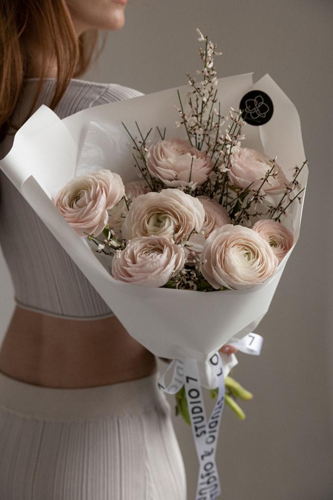 Ранункулюсы с цветущими веточками