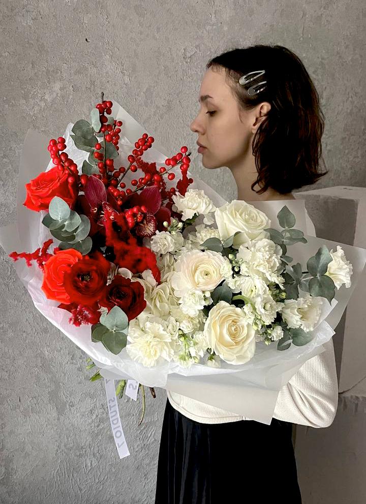 Авторский букет Алая нежность