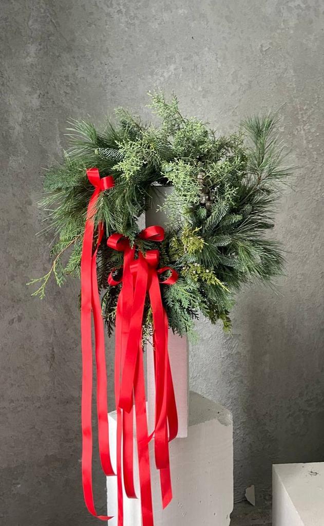 Хвойный венок с бантами