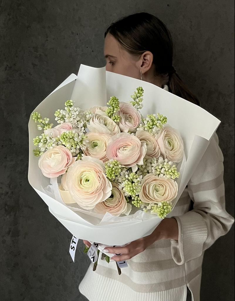 Ранункулюсы с сиренью