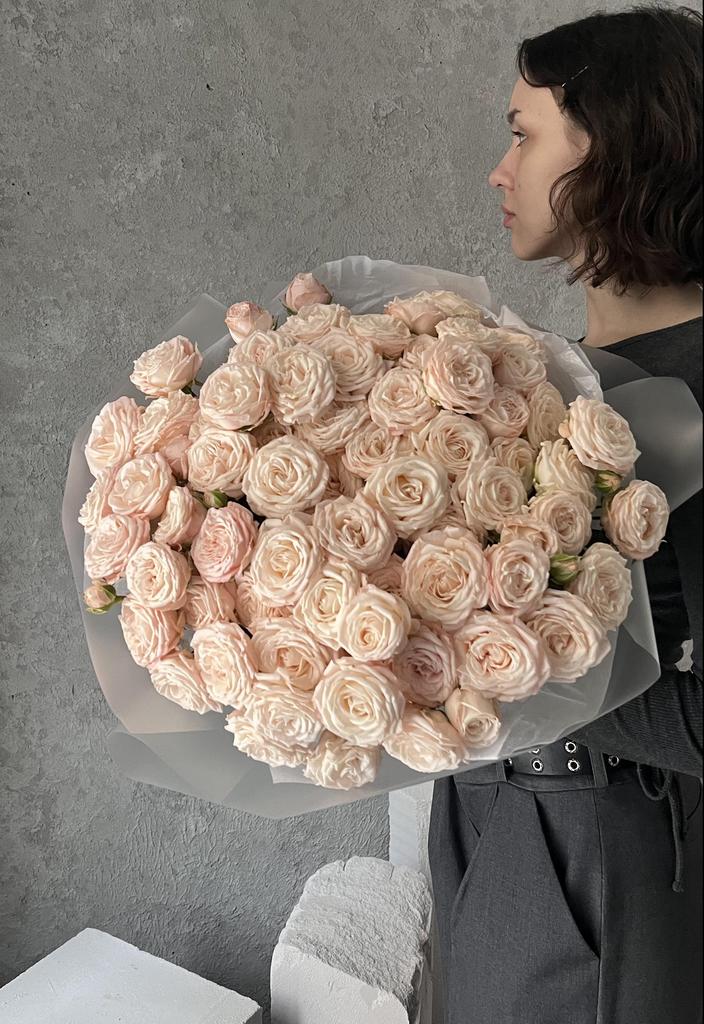 Кустовая кремовая роза