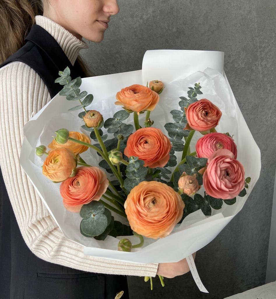 Ранункулюсы туарег с эвкалиптом