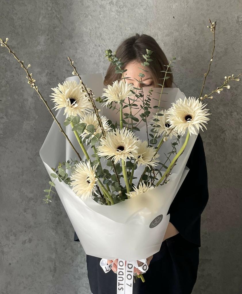 Махровые герберы с эвкалиптом