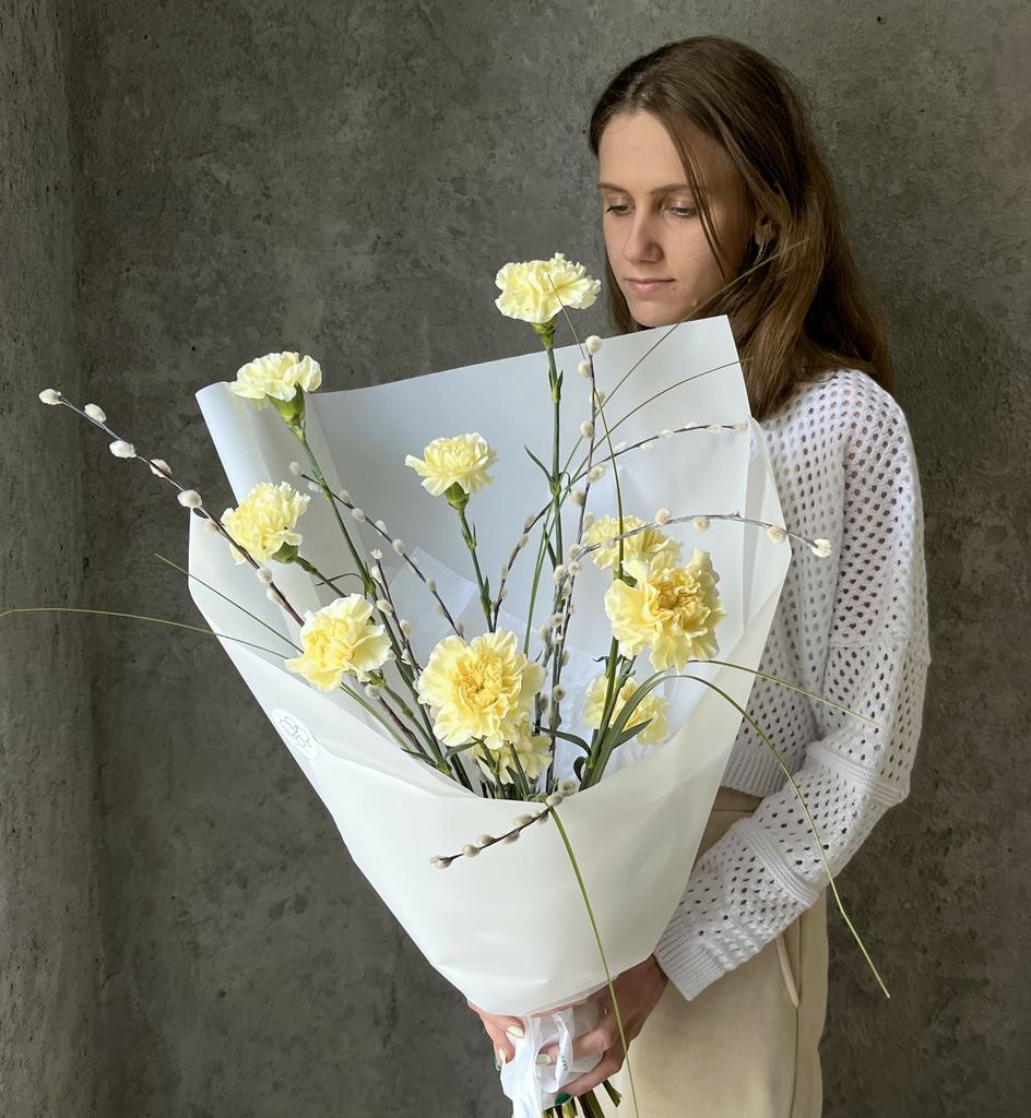 Букет лимонных диантусов с вербой