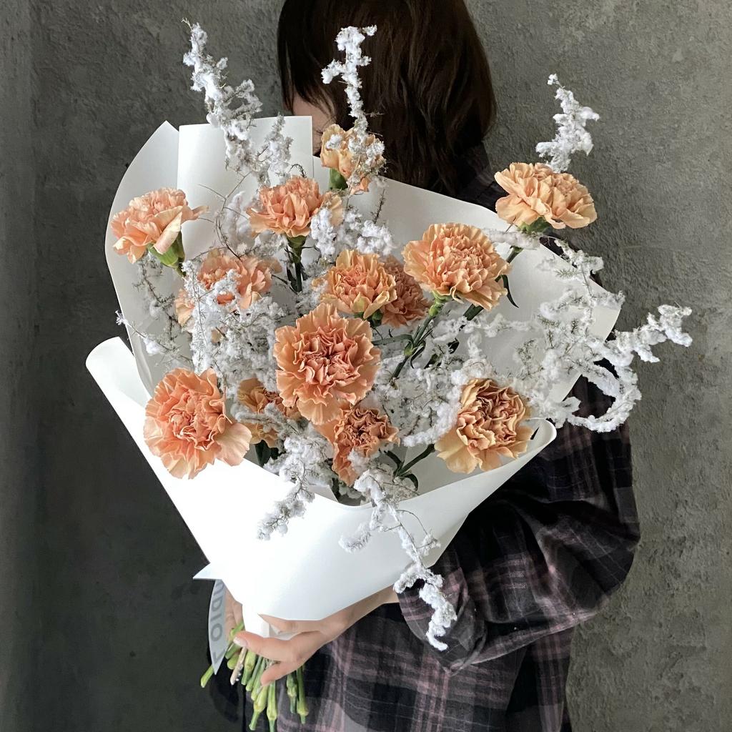 Моно букет из гвоздик с заснеженными ветками