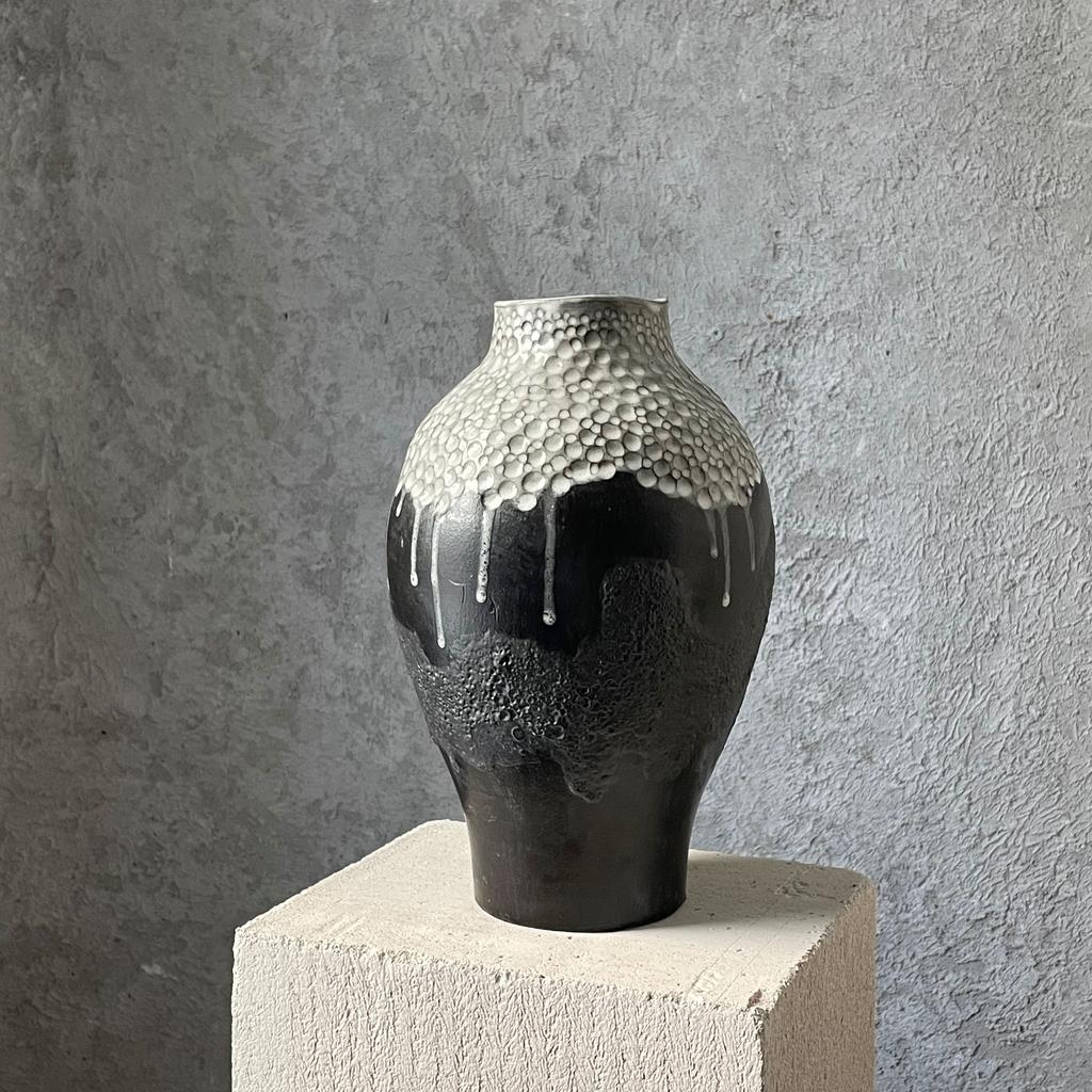 Керамическая ваза "Black and white"