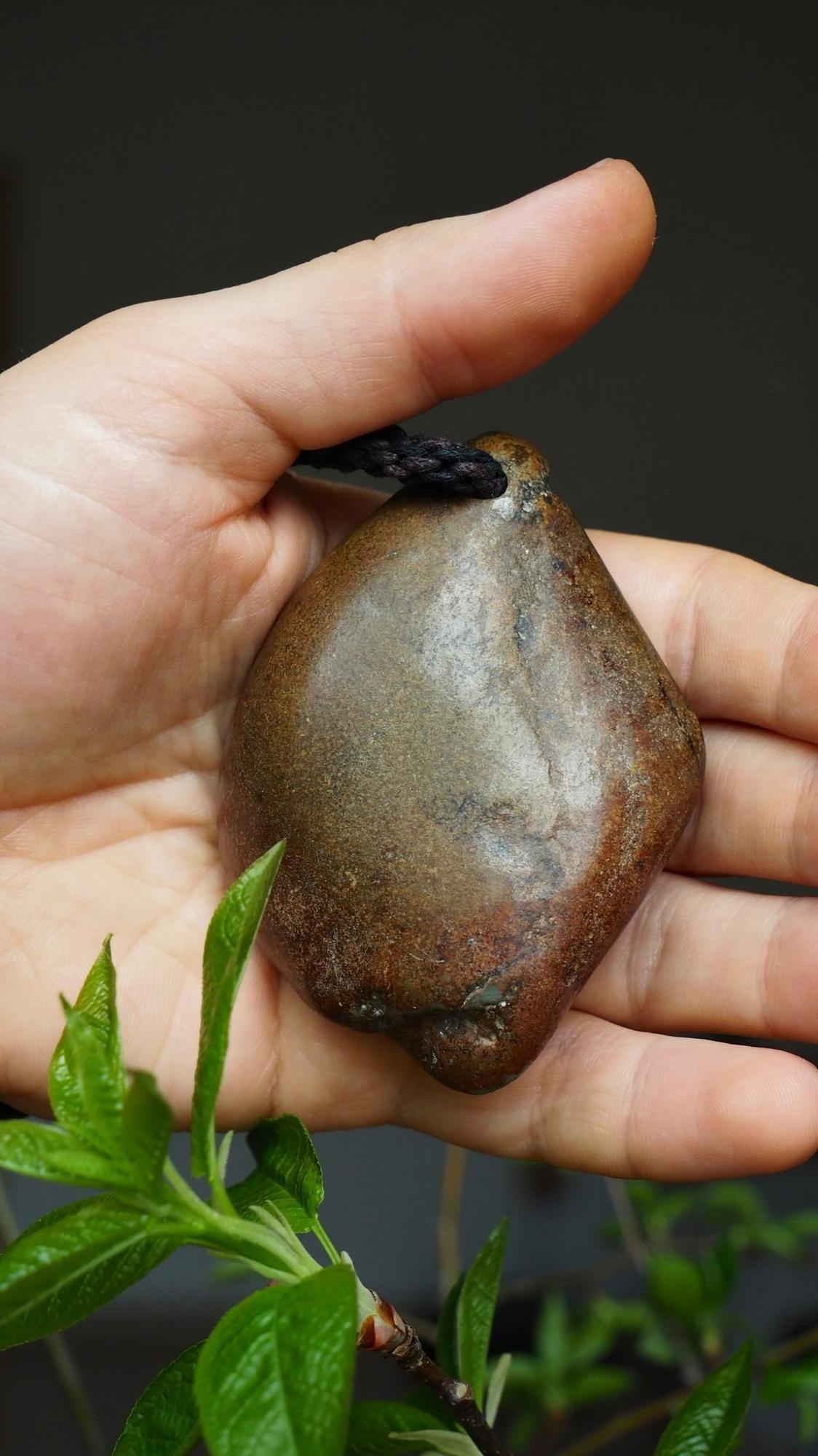 Нефритовая речная галька