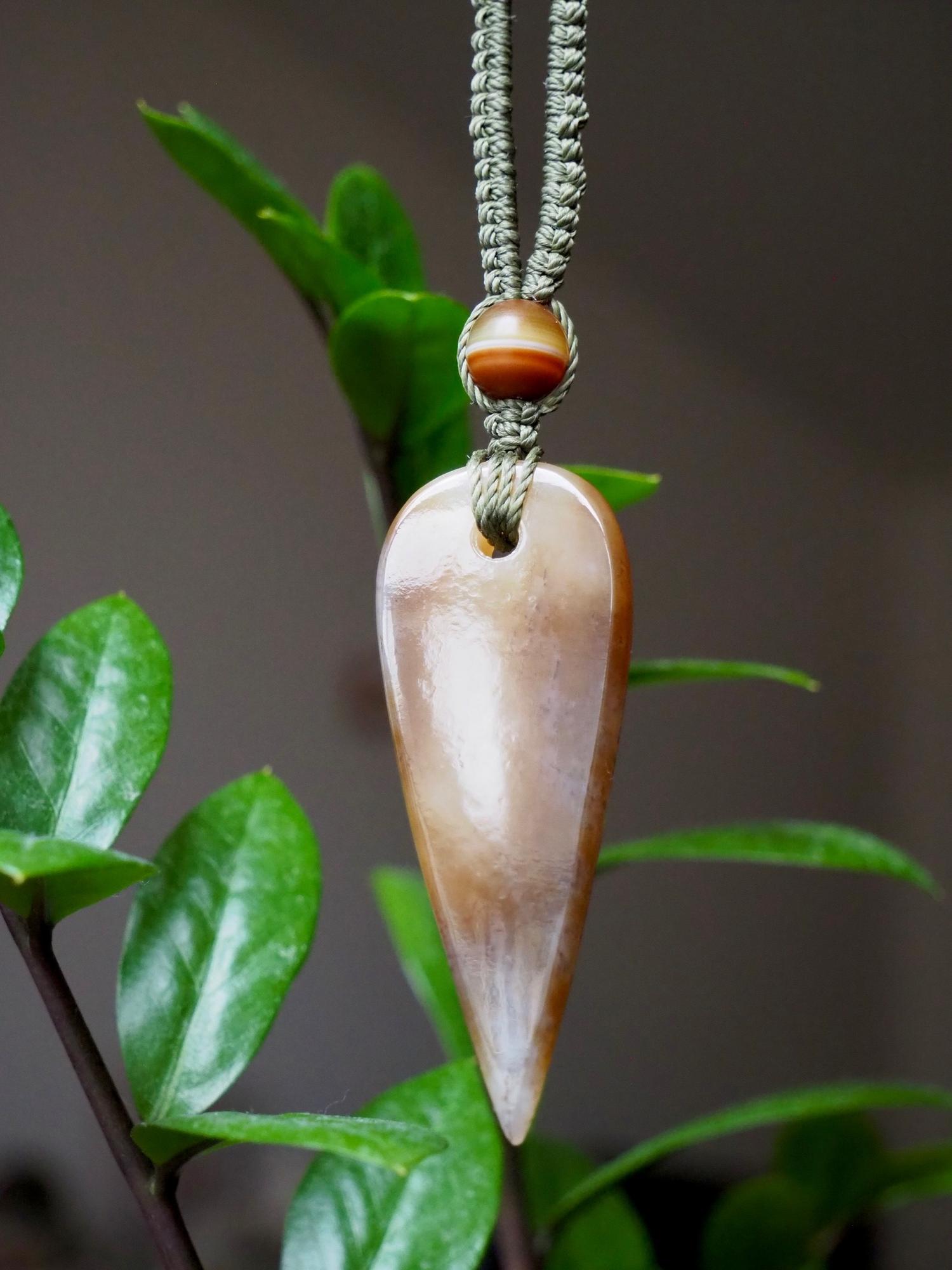 Нефритовая подвеска