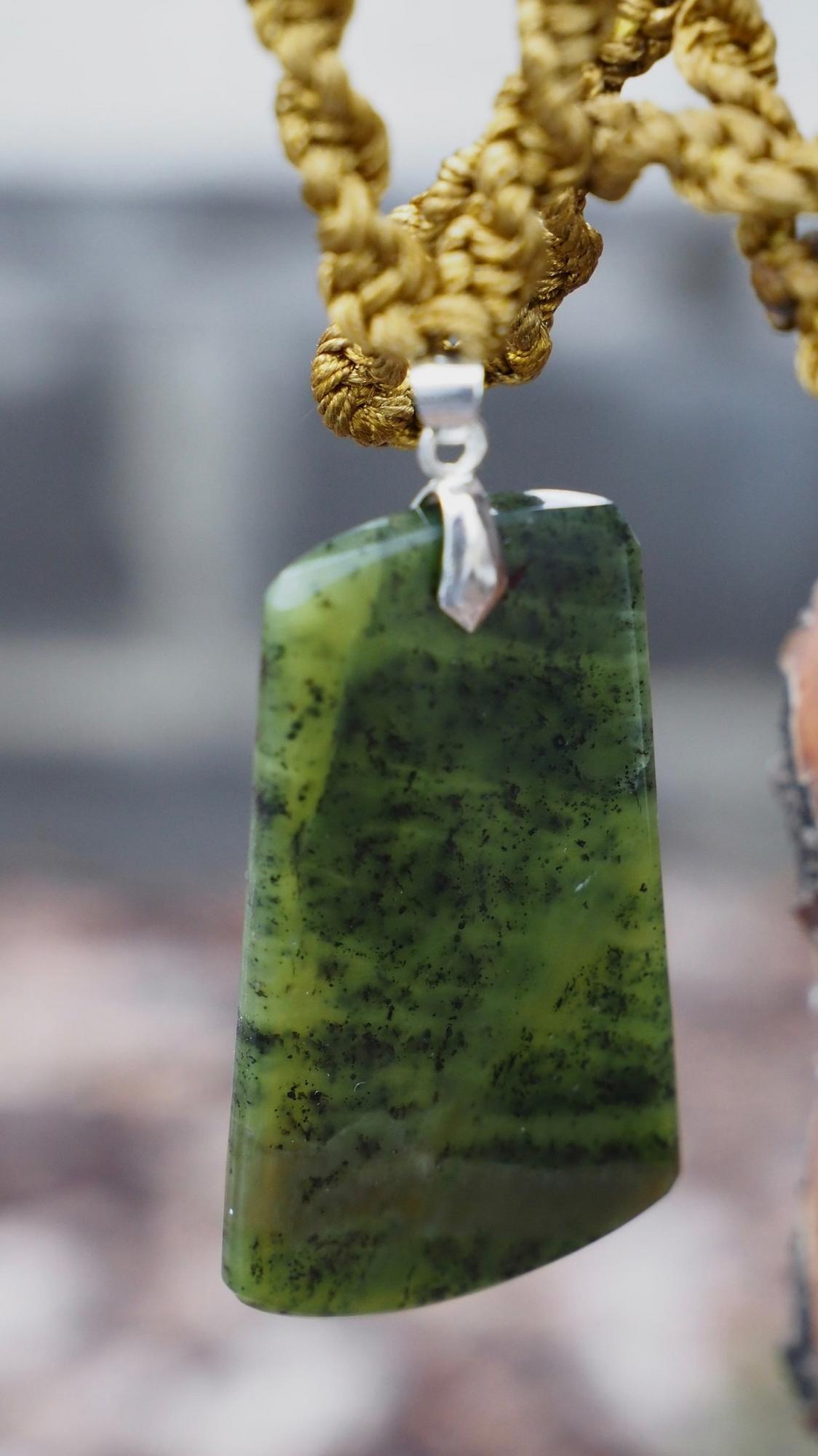 Нефритовая подвеска