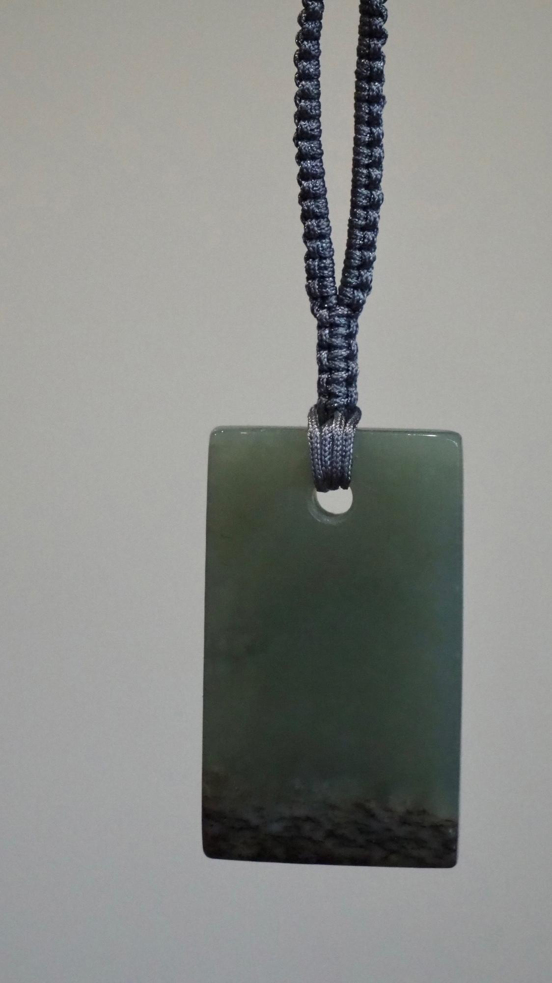 Нефритовая подвеска