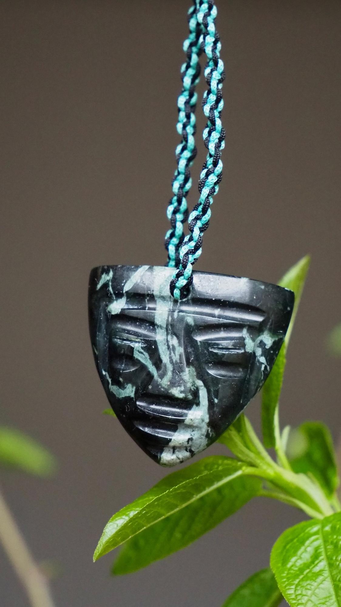 Нефритовый кулон из Перу "Маска"