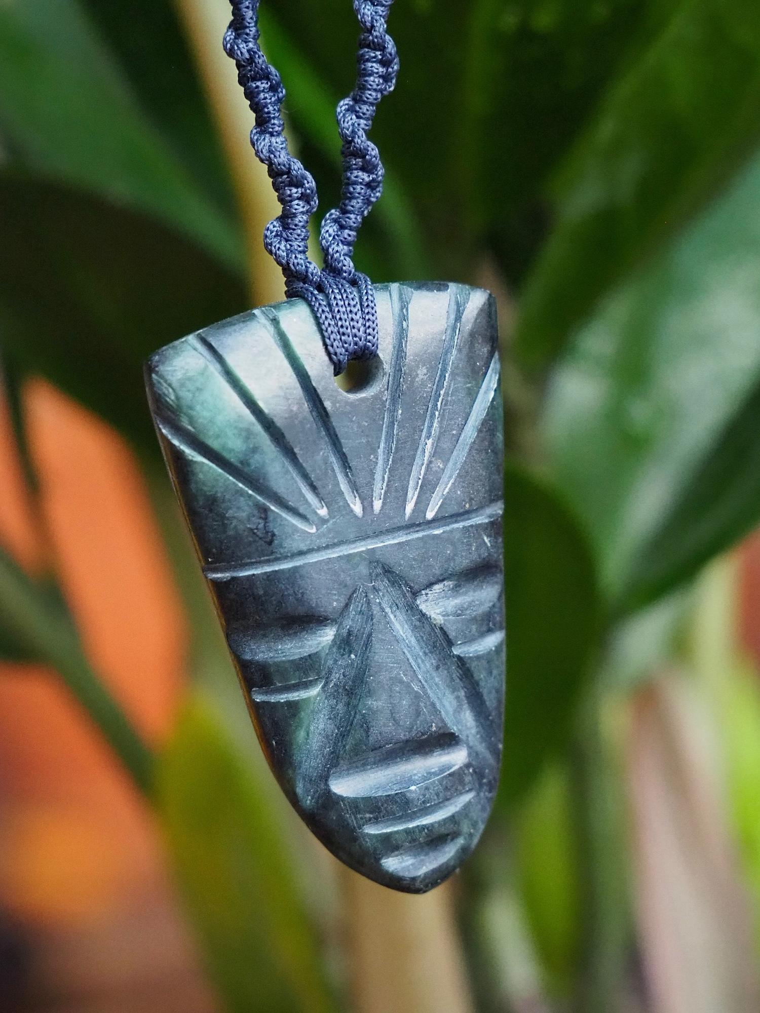 Нефритовый кулон из Перу "Маска"