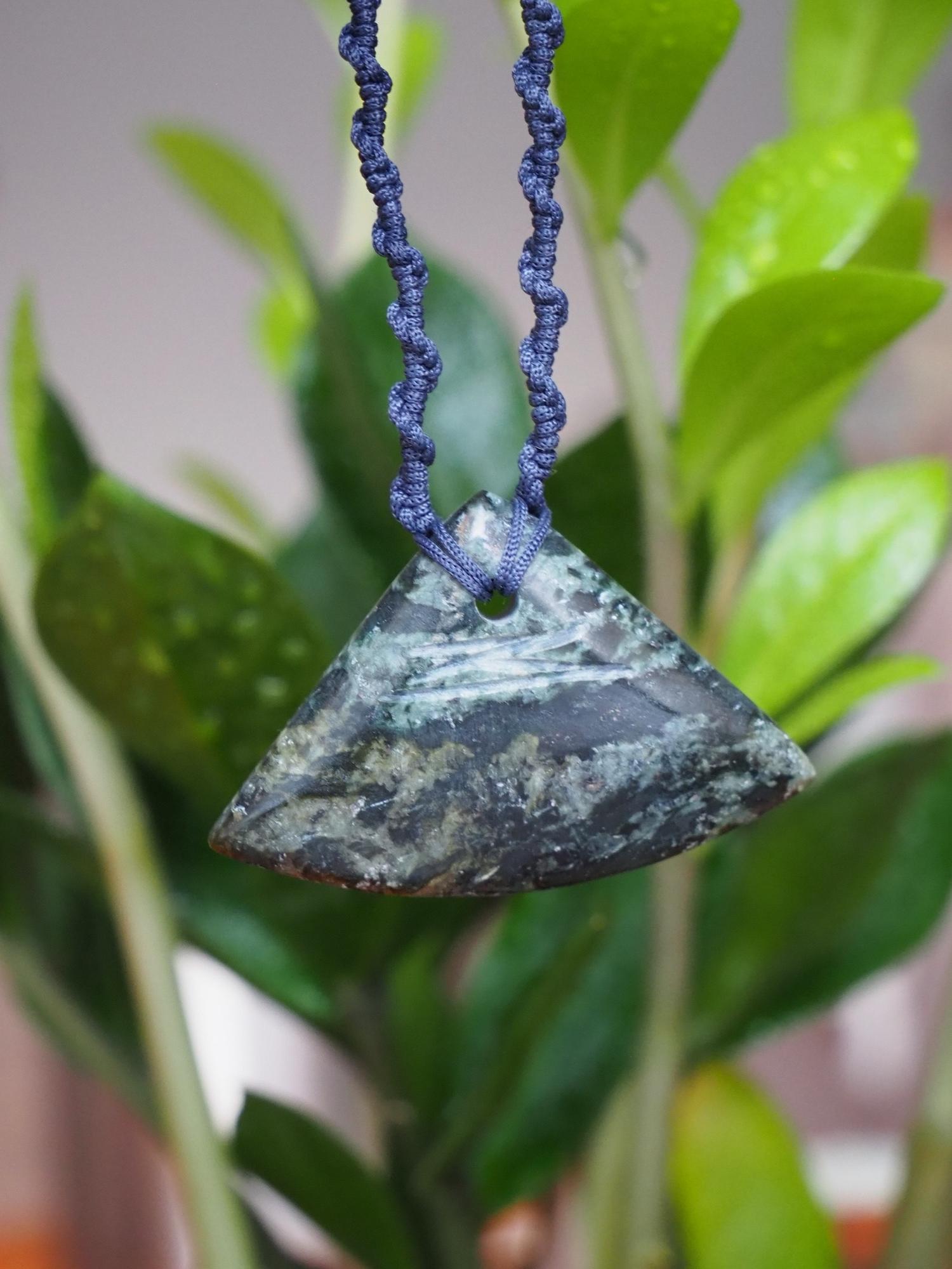 Нефритовый кулон из Перу "Топор"