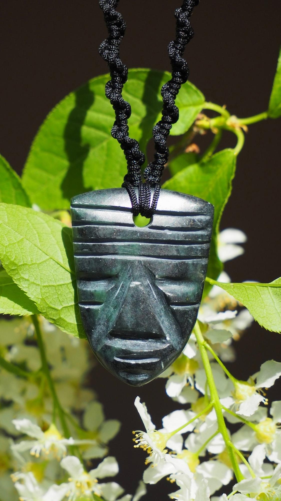 Нефритовый кулон из Перу "Маска"