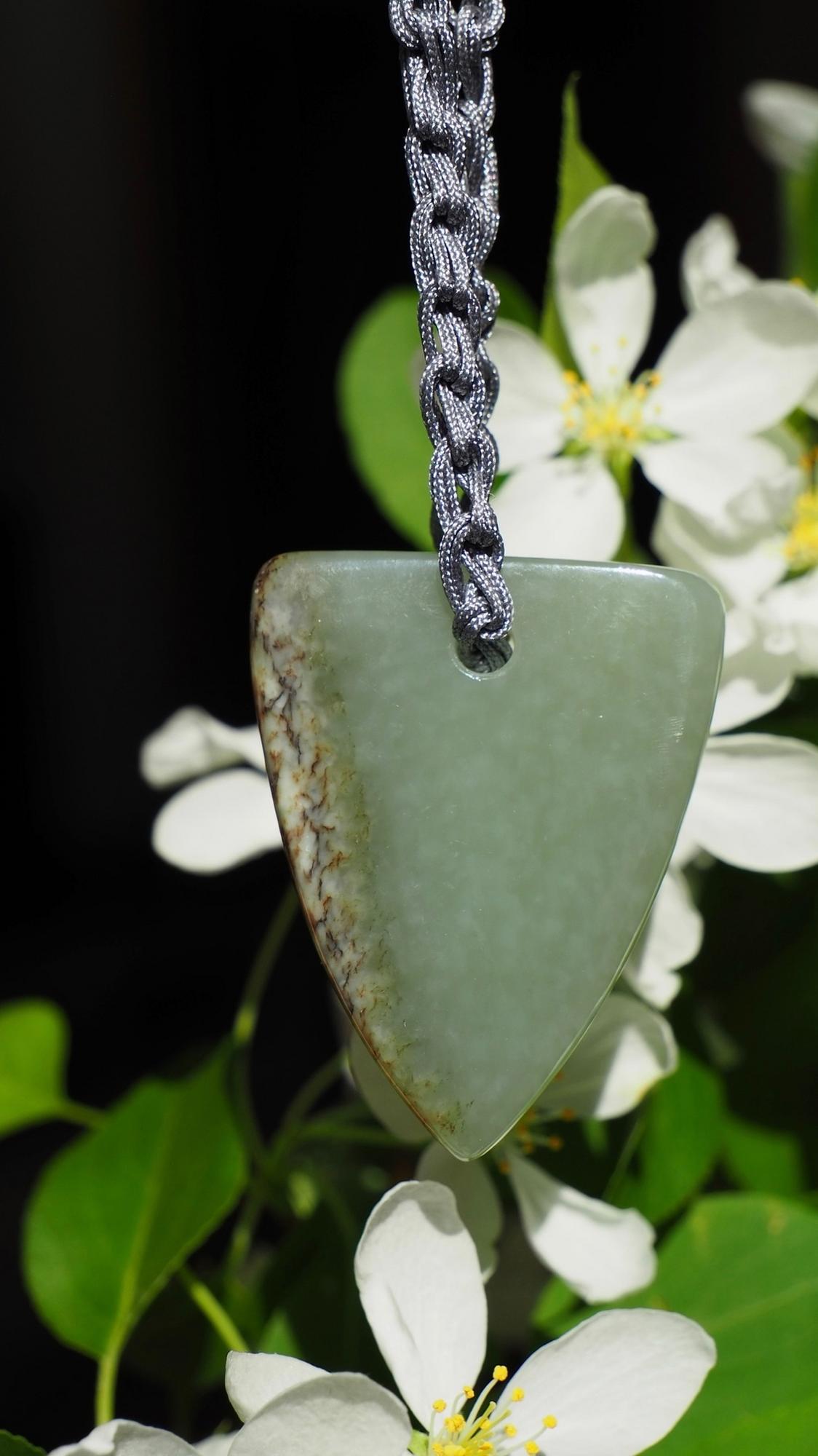 Нефритовый кулон