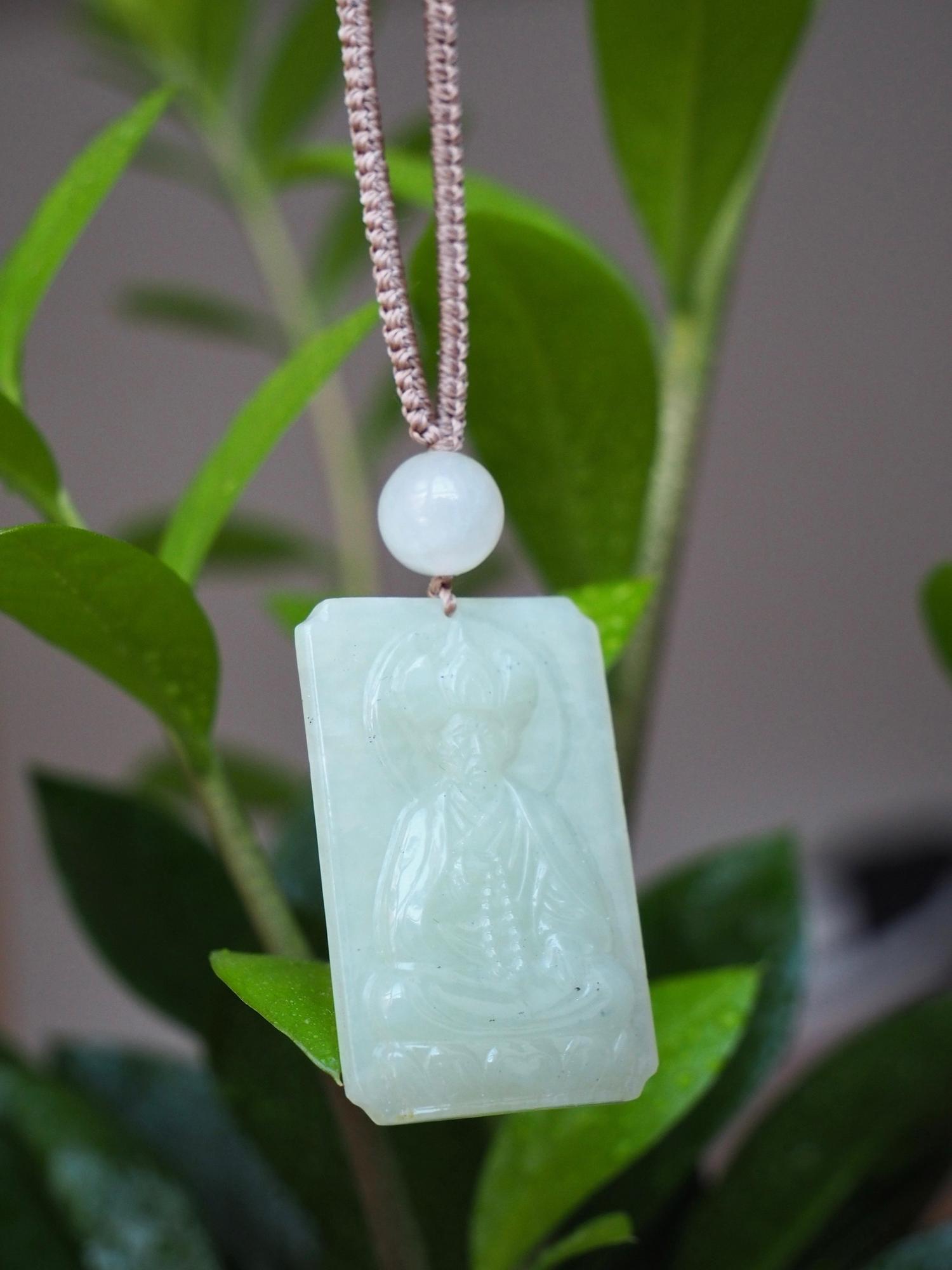 Нефритовая подвеска "Буддийский лама"