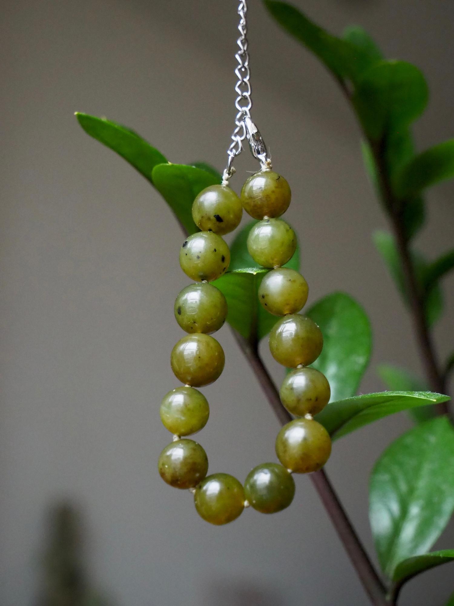 Нефритовый браслет из бусин / винтаж