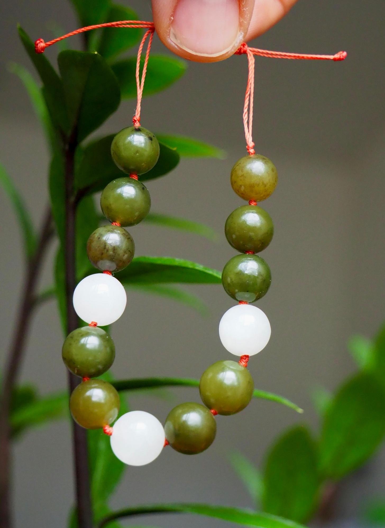 Нефритовый браслет из бусин