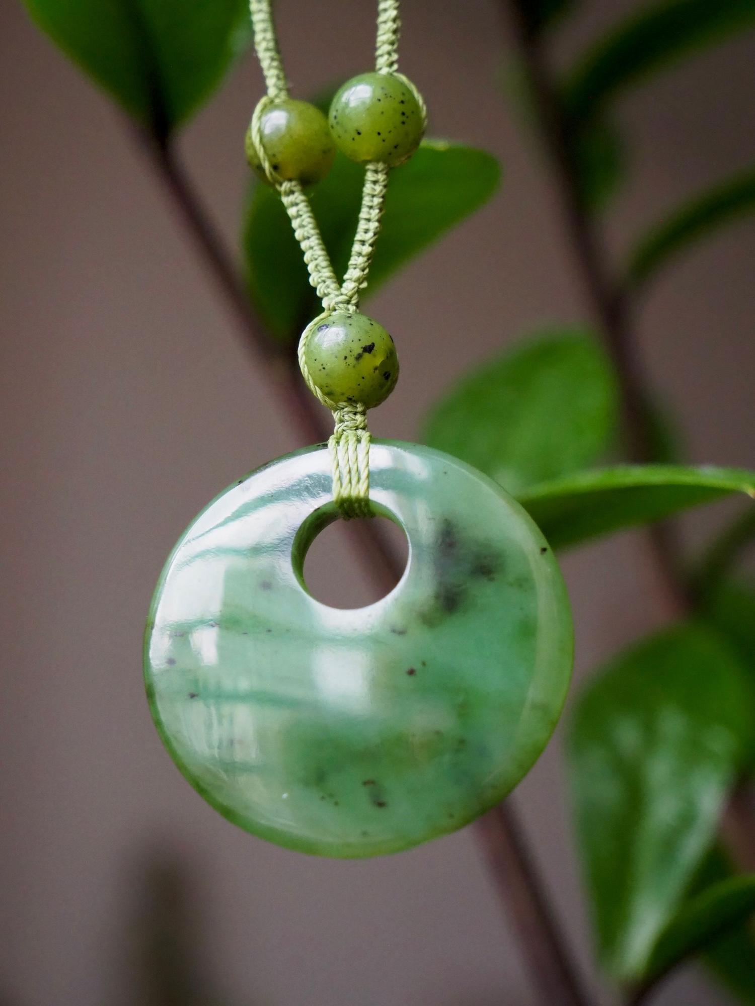 Нефритовый кулон