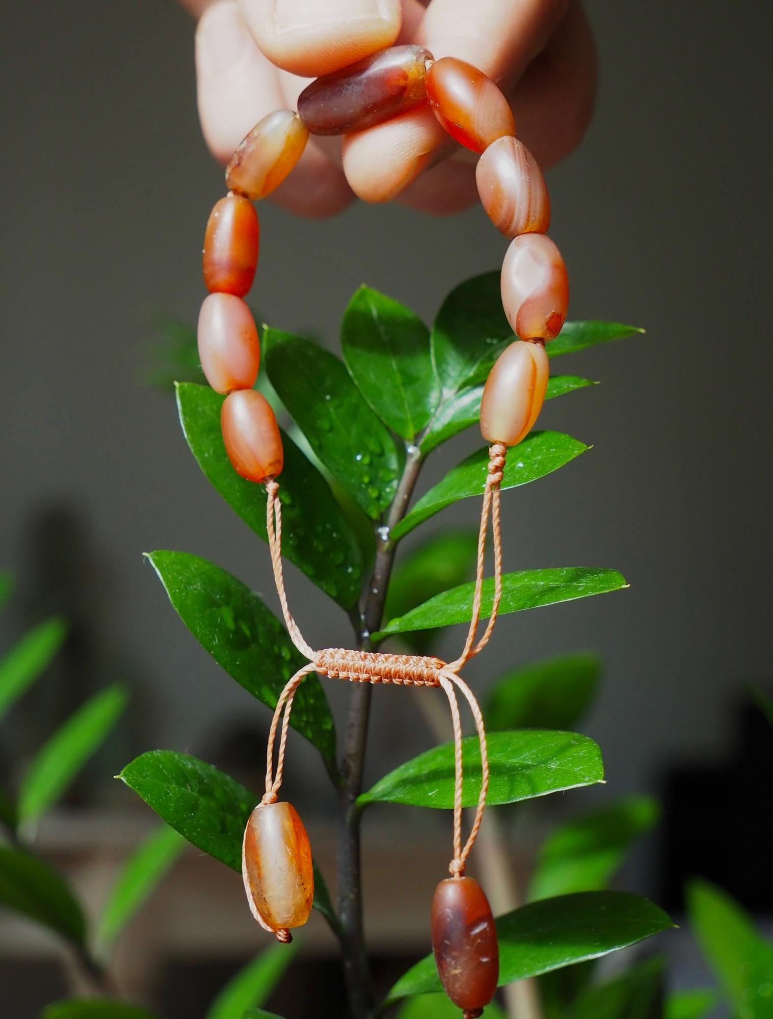 Браслет из старых сердоликовых бусин