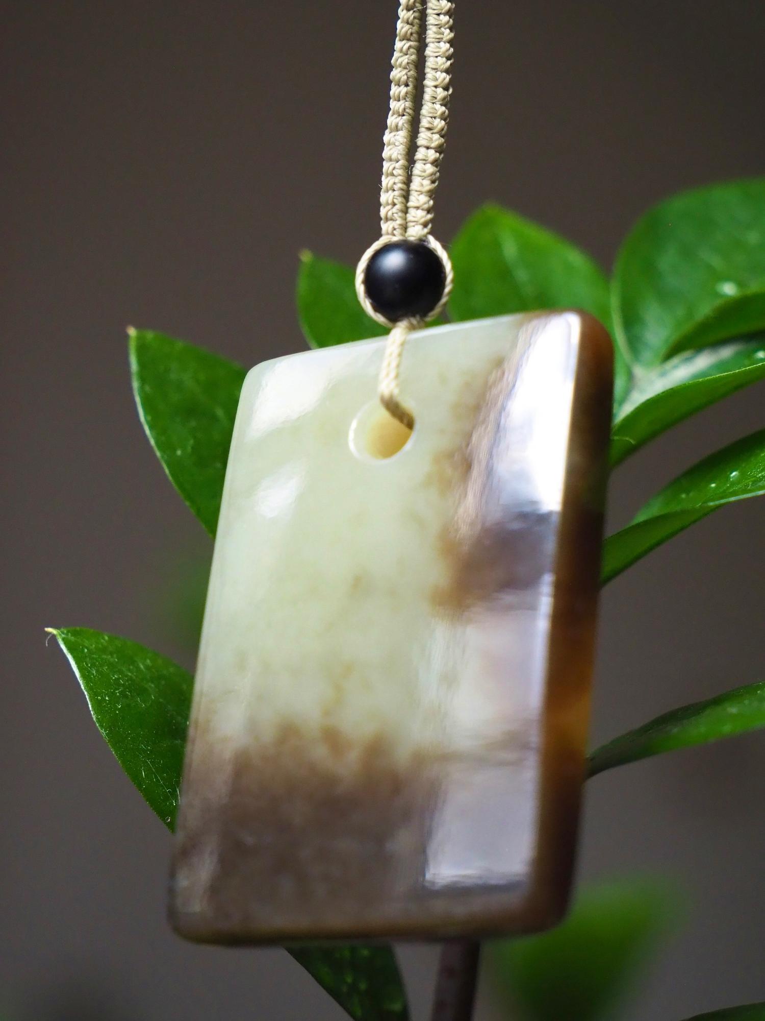 Нефритовый кулон с глазковым агатом