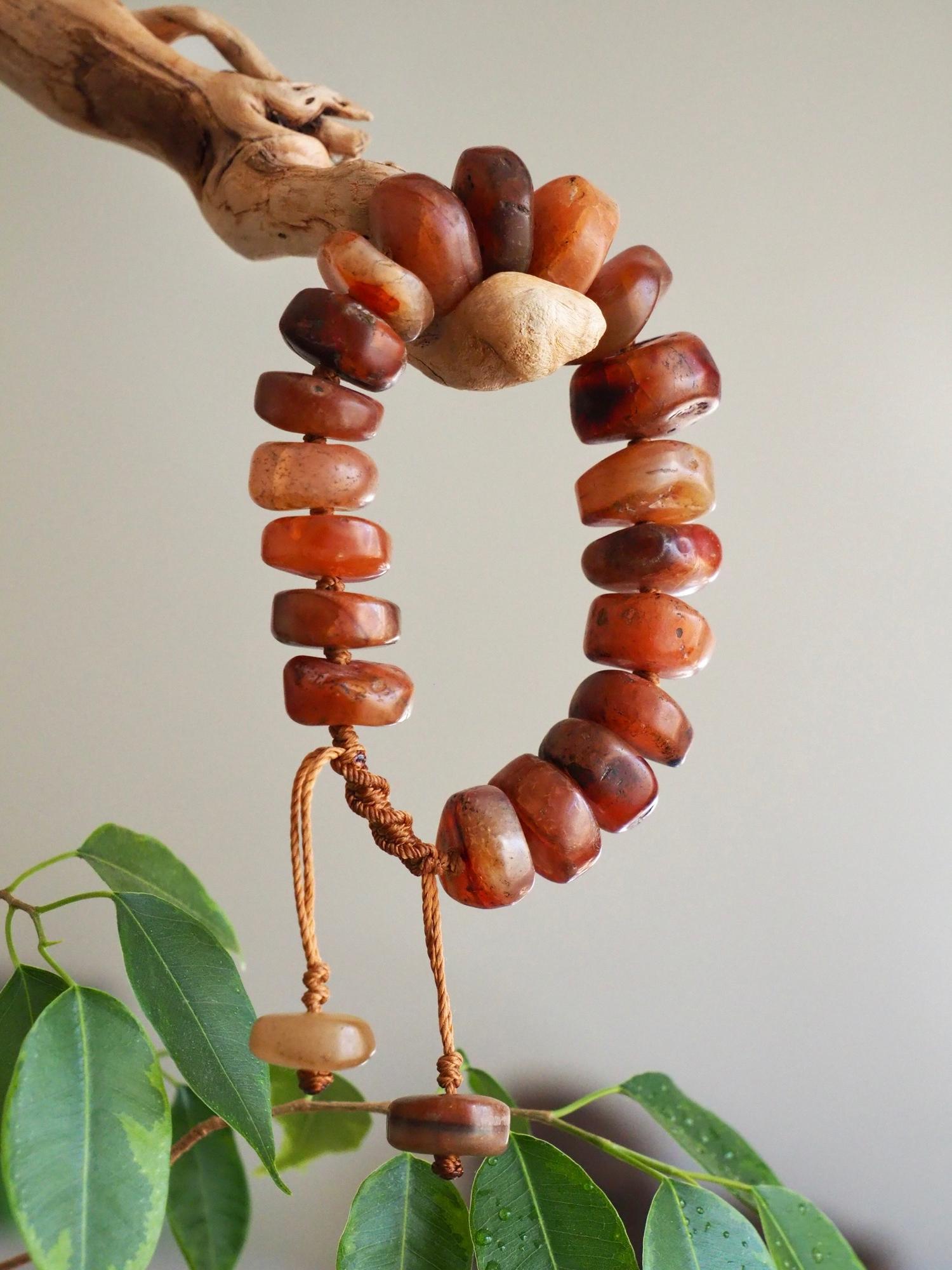 Браслет из старых сердоликовых бусин