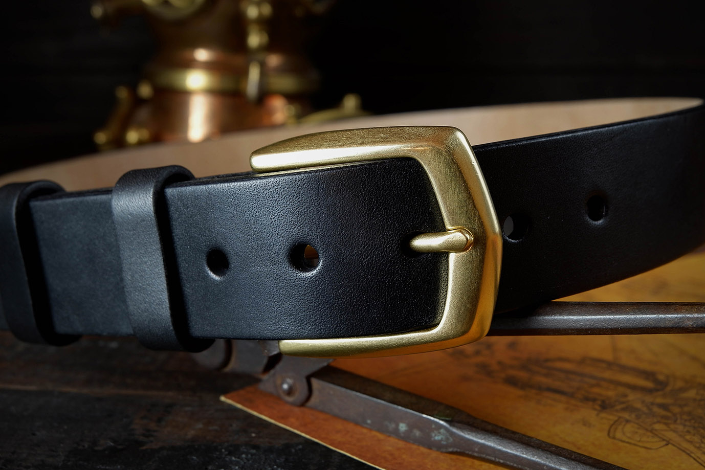 мужской ремень, кожаный ремень, для джинсов, черная кожа, толстый ремень, пряжка литая латунь, ширина 40 мм, 4 см, ручная работа, Grossone, надежная пряжка, английская кожа, ручная прошивка, брючный, джинсовый ремень, классический ремень, купить ремень, заказать ремень, ремень под заказ, ремень большой размер