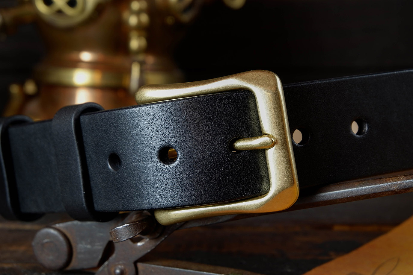 мужской ремень, кожаный ремень, для джинсов, черная кожа, толстый ремень, пряжка литая латунь, ширина 40 мм, 4 см, ручная работа, Grossone, надежная пряжка, английская кожа, ручная прошивка, брючный, джинсовый ремень, классический ремень, купить ремень, заказать ремень, ремень под заказ, ремень большой размер, пряжка с двумя язычками, пряжка роллер