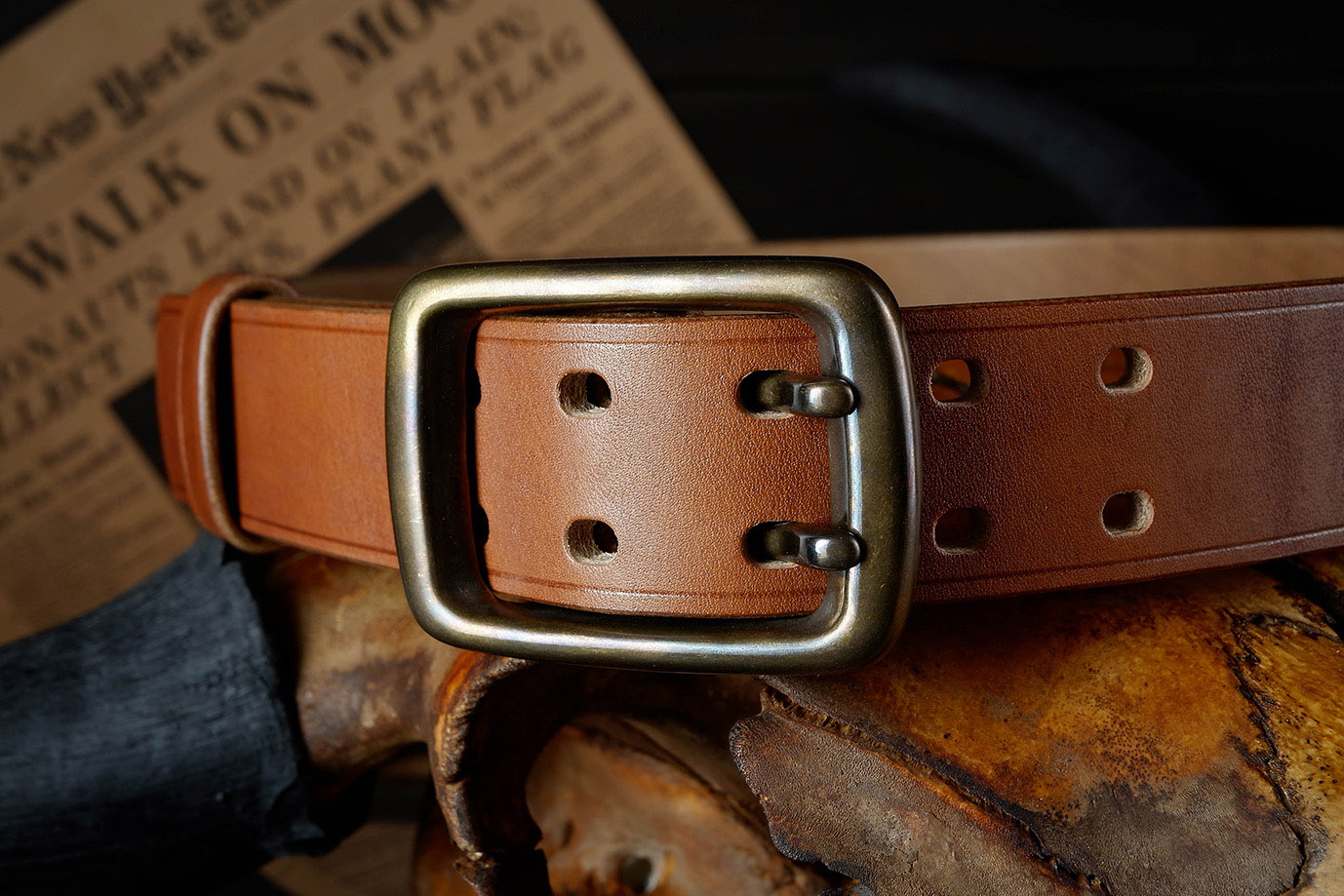 мужской ремень, кожаный ремень, для джинсов, коричневая кожа, светло-коричневая кожа, кожа цвет виски, толстый ремень, пряжка литая латунь, ширина 40 мм, 4 см, ручная работа, Grossone, надежная пряжка, английская кожа, ручная прошивка, брючный, джинсовый ремень, классический ремень, купить ремень, заказать ремень, ремень под заказ, ремень большой размер, авторские пряжки, пряжка Гаррисон, пряжка с двумя язычками