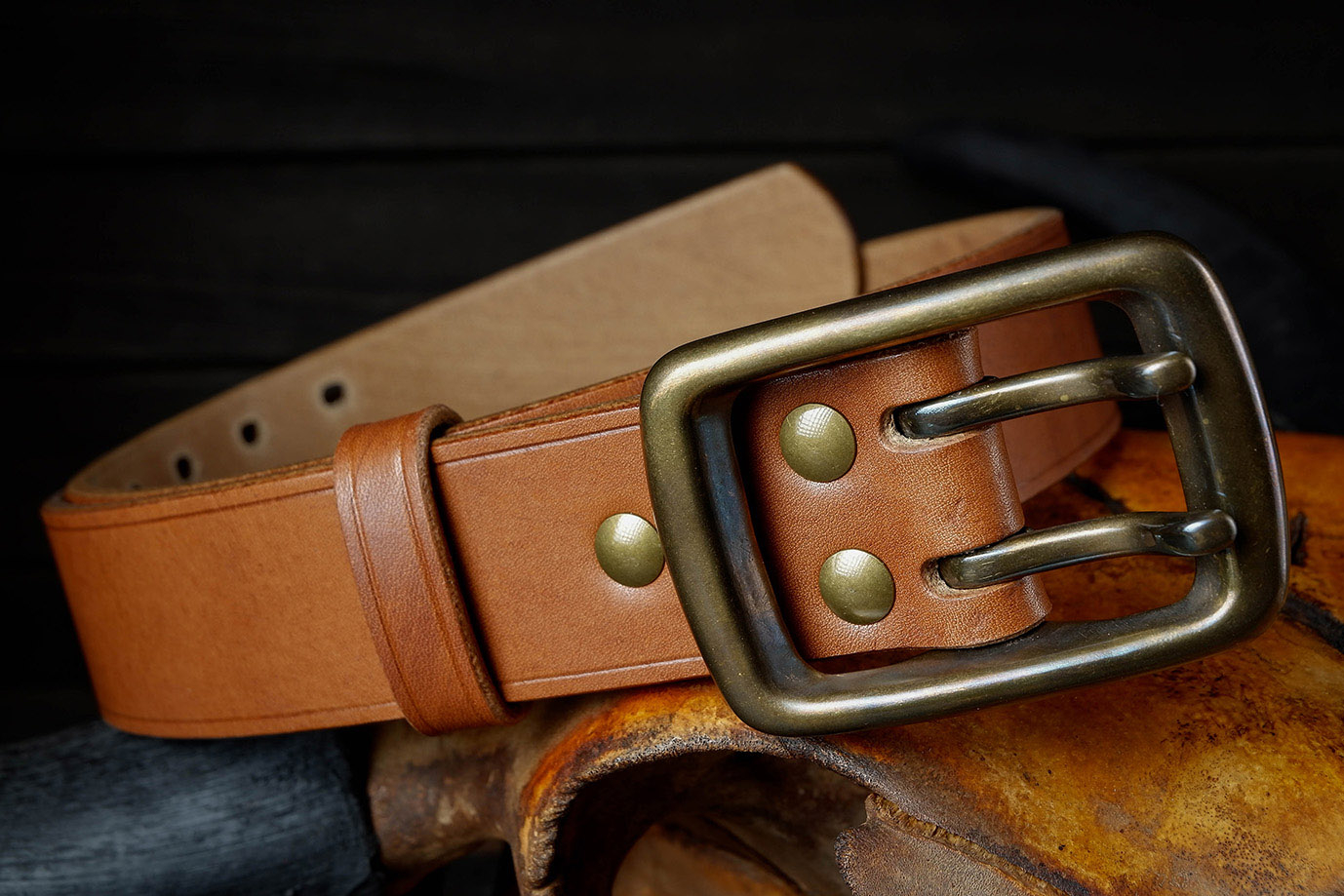 мужской ремень, кожаный ремень, для джинсов, коричневая кожа, светло-коричневая кожа, кожа цвет виски, толстый ремень, пряжка литая латунь, ширина 40 мм, 4 см, ручная работа, Grossone, надежная пряжка, английская кожа, ручная прошивка, брючный, джинсовый ремень, классический ремень, купить ремень, заказать ремень, ремень под заказ, ремень большой размер, авторские пряжки, пряжка Гаррисон, пряжка с двумя язычками