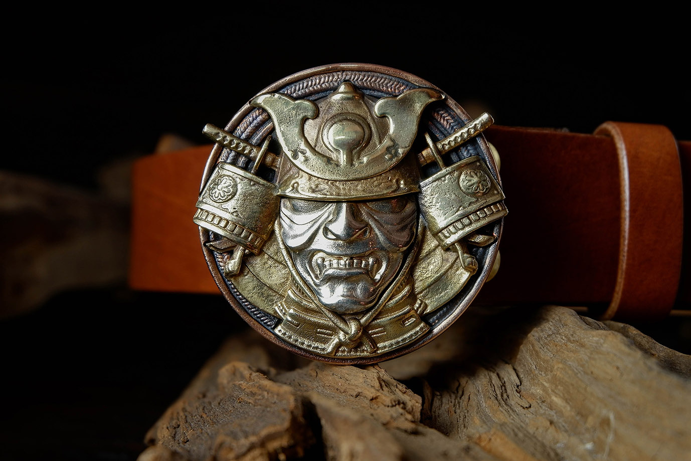 мужской ремень, кожаный ремень, для джинсов, коричневая кожа, светло-коричневая кожа, кожа цвет виски, толстый ремень, пряжка литая латунь, ширина 40 мм, 4 см, ручная работа, Grossone, надежная пряжка, английская кожа, ручная прошивка, брючный, джинсовый ремень, классический ремень, купить ремень, заказать ремень, ремень под заказ, ремень большой размер, авторские пряжки, необычные пряжки, пряжка самурай, пряжка из трех металлов, пряжка триметалл, разноцветная пряжка