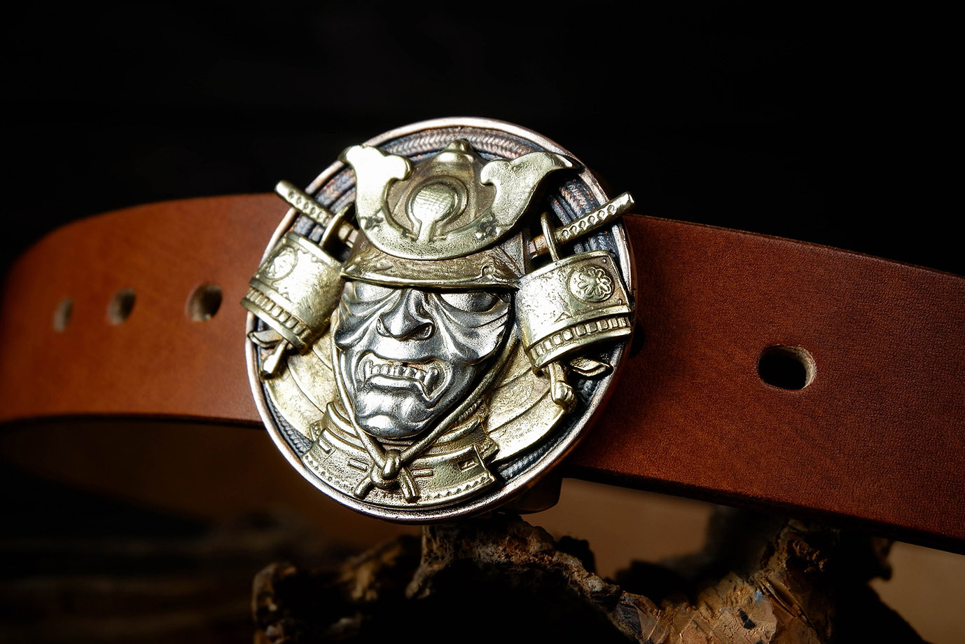 мужской ремень, кожаный ремень, для джинсов, коричневая кожа, светло-коричневая кожа, кожа цвет виски, толстый ремень, пряжка литая латунь, ширина 40 мм, 4 см, ручная работа, Grossone, надежная пряжка, английская кожа, ручная прошивка, брючный, джинсовый ремень, классический ремень, купить ремень, заказать ремень, ремень под заказ, ремень большой размер, авторские пряжки, необычные пряжки, пряжка самурай, пряжка из трех металлов, пряжка триметалл, разноцветная пряжка