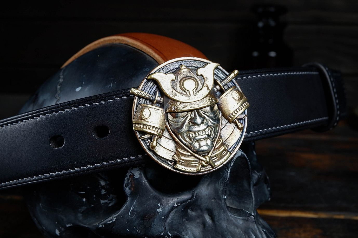 мужской ремень, кожаный ремень, для джинсов, черная кожа, толстый ремень, пряжка литая латунь, ширина 40 мм, 4 см, ручная работа, Grossone, водяной буйвол, надежная пряжка, японская кожа, ручная прошивка, брючный, джинсовый ремень, классический ремень, купить ремень, заказать ремень, ремень под заказ, ремень большой размер, авторские пряжки, необычные пряжки, пряжка самурай, пряжка из трех металлов, пряжка триметалл, разноцветная пряжка