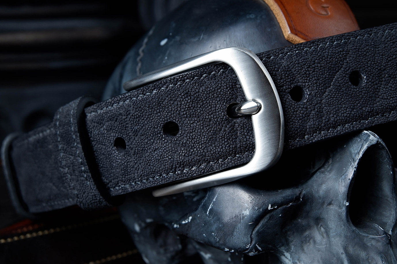 мужской ремень, кожаный ремень, для джинсов, для брюк, черная кожа, пряжка нержавеющая сталь,  ширина 40 мм, 4 см, ручная работа, Grossone, надежная пряжка, натуральная кожа, экзотическая кожа, необычная кожа, редкая кожа, ручная прошивка, брючный, джинсовый ремень, классический ремень, купить ремень, заказать ремень, ремень под заказ, ремень большой размер, кожа слона, необычный ремень