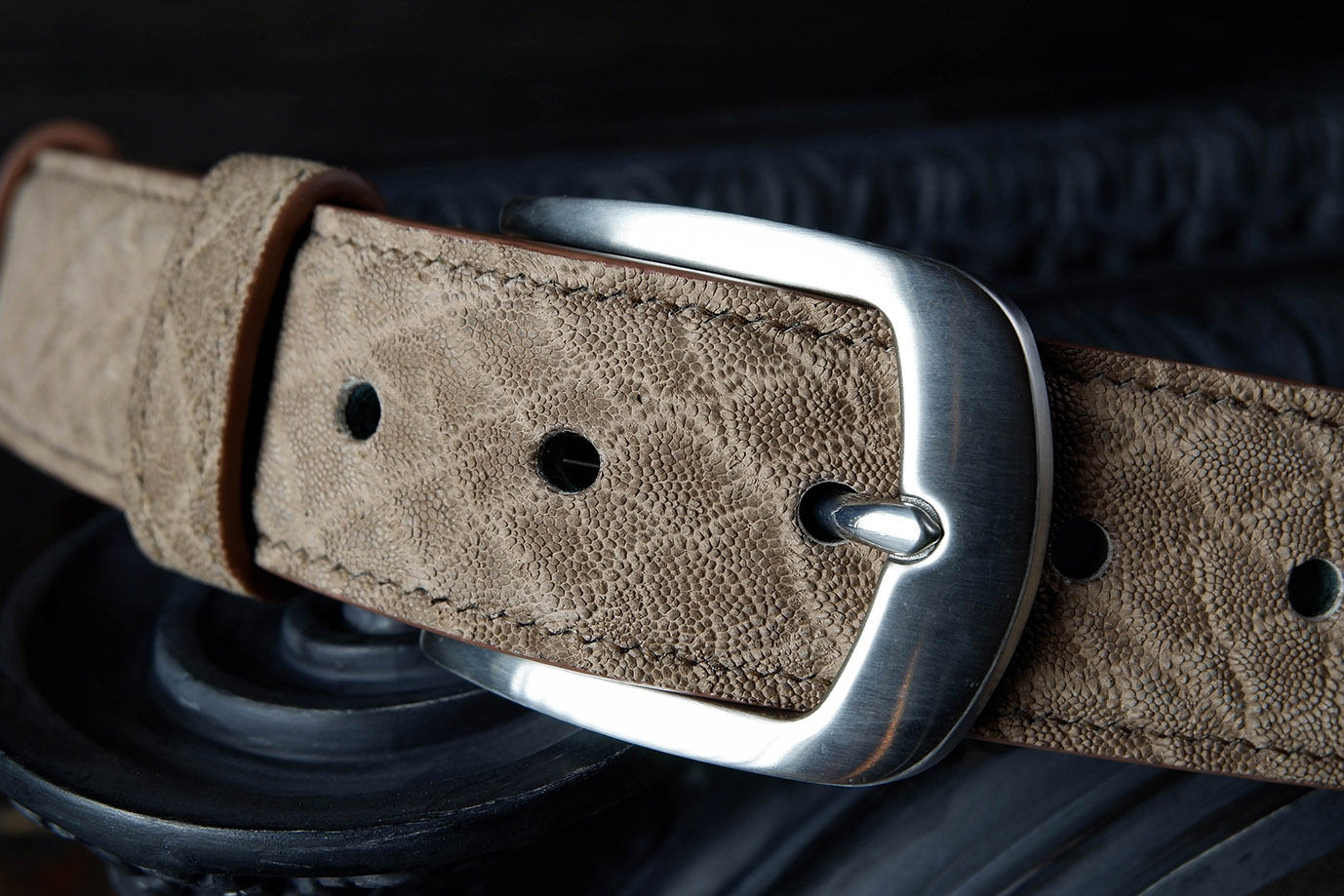 мужской ремень, кожаный ремень, для джинсов, для брюк, бежевая кожа, серая кожа, пряжка нержавеющая сталь,  ширина 40 мм, 4 см, ручная работа, Grossone, надежная пряжка, натуральная кожа, экзотическая кожа, необычная кожа, редкая кожа, ручная прошивка, брючный, джинсовый ремень, классический ремень, купить ремень, заказать ремень, ремень под заказ, ремень большой размер, кожа слона, необычный ремень