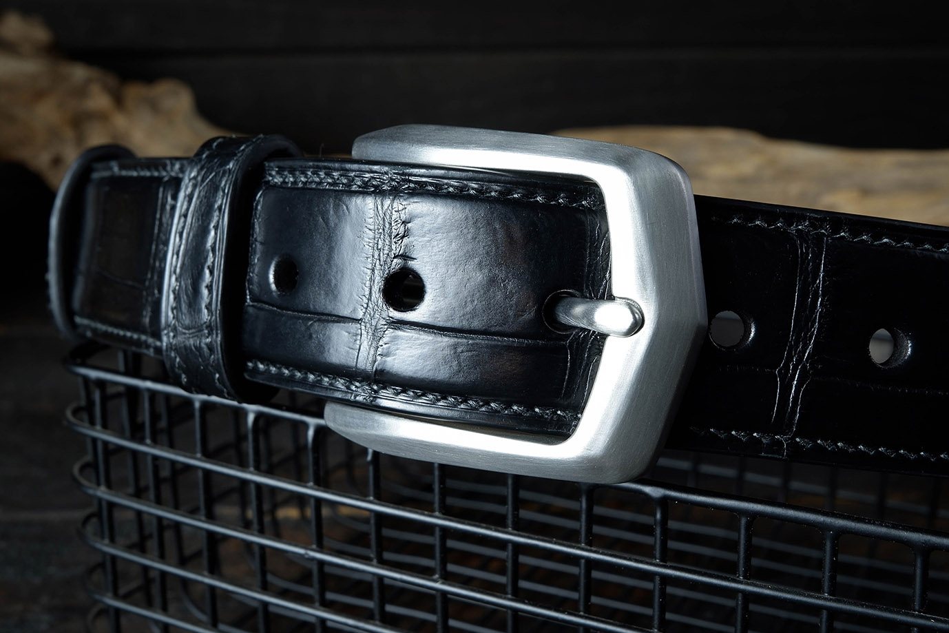 мужской ремень, кожаный ремень, для джинсов, для брюк, черная кожа, пряжка нержавеющая сталь,  ширина 40 мм, 4 см, ручная работа, Grossone, надежная пряжка, натуральная кожа, экзотическая кожа, необычная кожа, редкая кожа, ручная прошивка, брючный, джинсовый ремень, классический ремень, купить ремень, заказать ремень, ремень под заказ, ремень большой размер, кожа крокодила, необычный ремень
