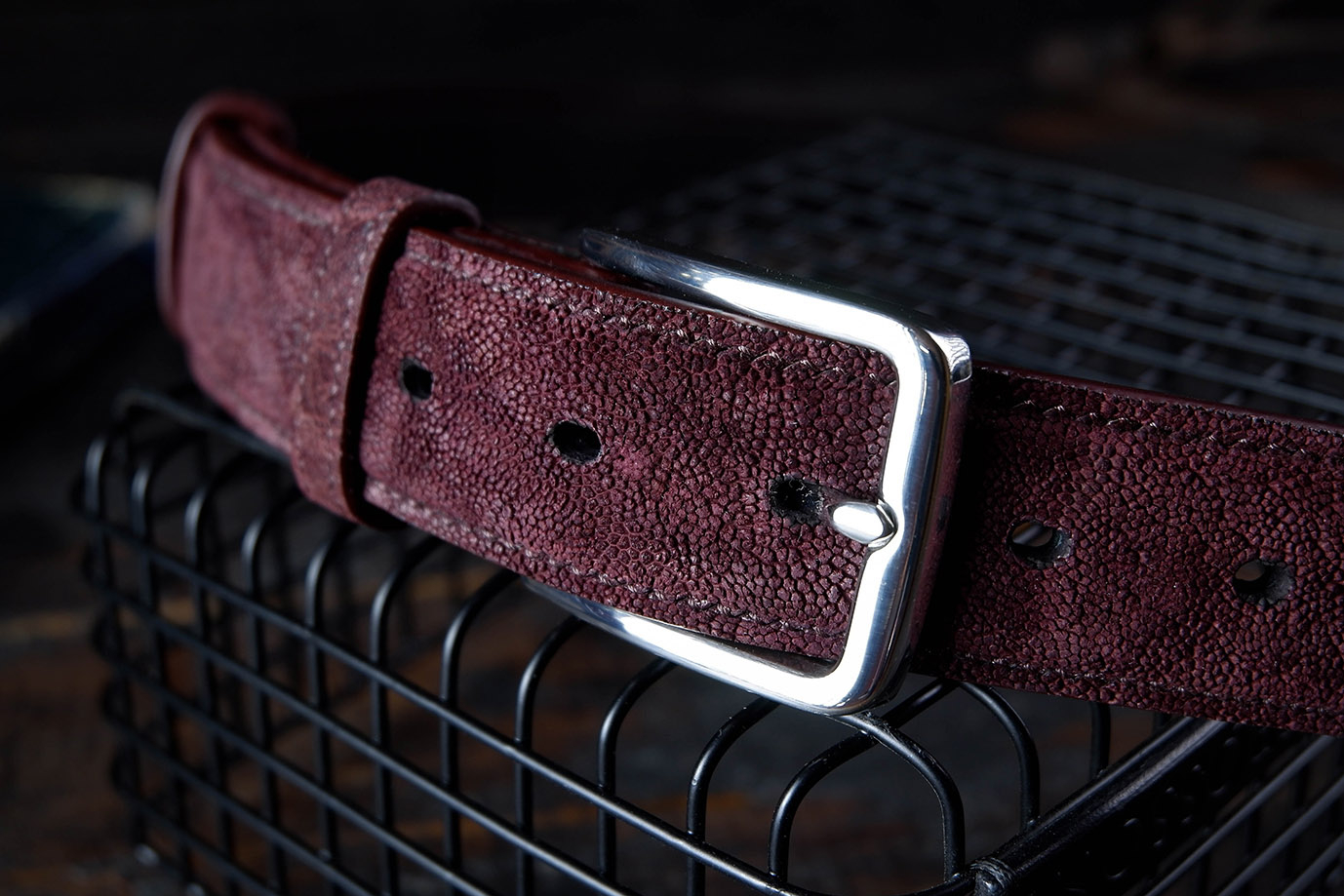 мужской ремень, кожаный ремень, для джинсов, для брюк, винный цвет, кожа бордо, бордовая, пряжка нержавеющая сталь,  ширина 40 мм, 4 см, ручная работа, Grossone, надежная пряжка, натуральная кожа, экзотическая кожа, необычная кожа, редкая кожа, ручная прошивка, брючный, джинсовый ремень, классический ремень, купить ремень, заказать ремень, ремень под заказ, ремень большой размер, кожа слона, необычный ремень