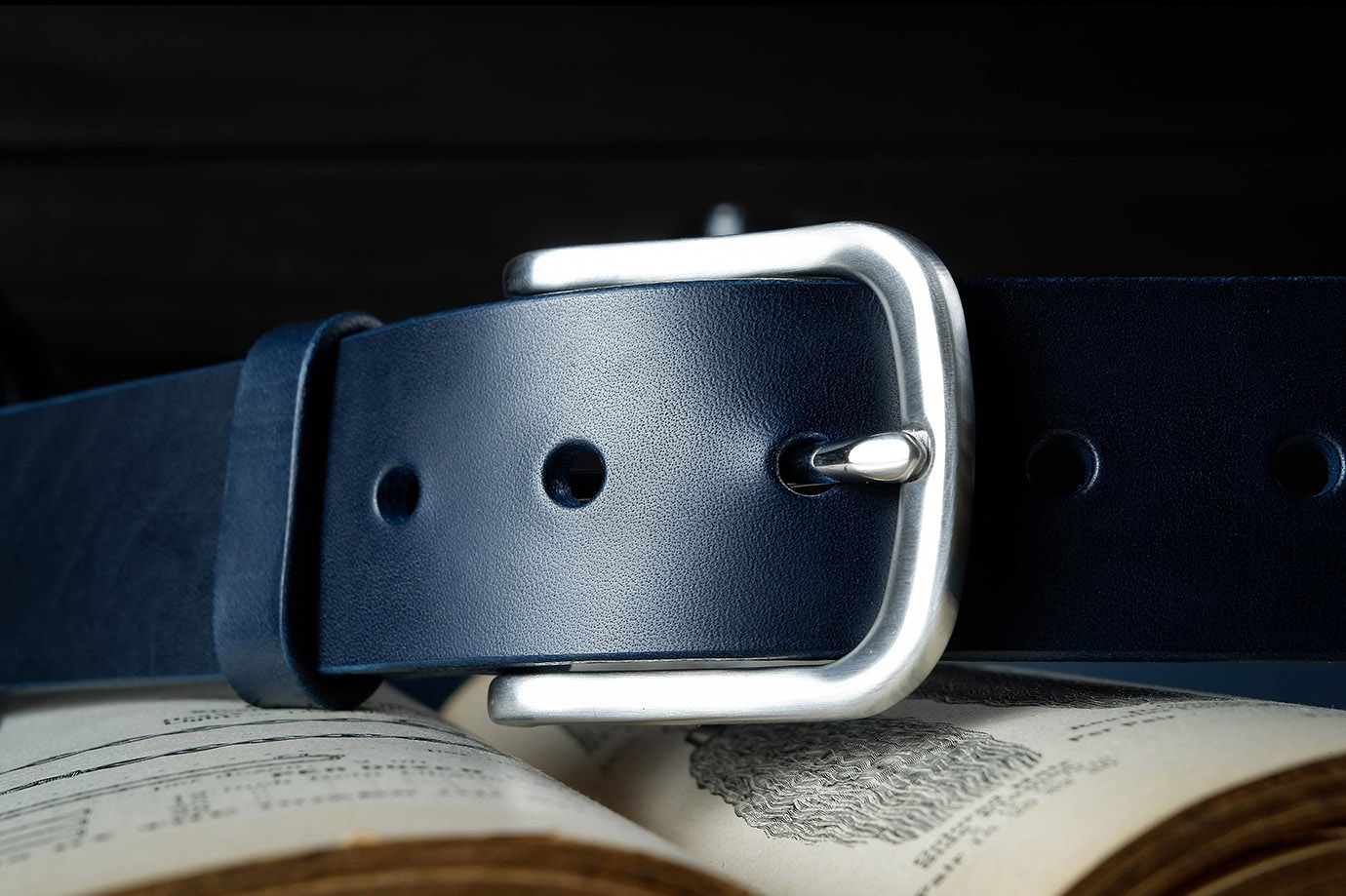 мужской ремень, кожаный ремень, для джинсов, для брюк, синяя кожа, пряжка нержавеющая сталь,  ширина 40 мм, 4 см, ручная работа, Grossone, надежная пряжка, итальянская кожа, ручная прошивка, брючный, джинсовый ремень, классический ремень, купить ремень, заказать ремень, ремень под заказ, ремень большой размер