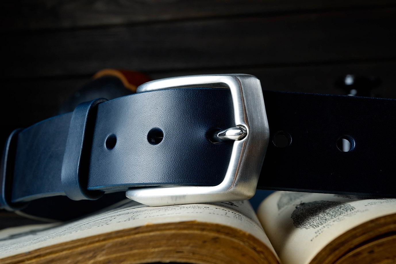 мужской ремень, кожаный ремень, для джинсов, для брюк, синяя кожа, пряжка нержавеющая сталь,  ширина 40 мм, 4 см, ручная работа, Grossone, надежная пряжка, итальянская кожа, ручная прошивка, брючный, джинсовый ремень, классический ремень, купить ремень, заказать ремень, ремень под заказ, ремень большой размер