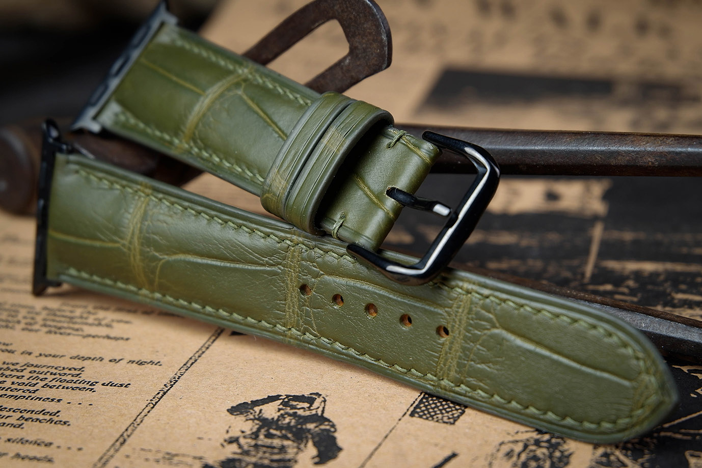 часовой ремешок, классические часы, apple watch, зеленая кожа, хаки, кожа крокодила, черная фурнитура, фурнитура сталь, заказать ремешок, купить ремешок, ремешок под заказ, под размер, экзотическая кожа, необычная кожа, ремешок для часов, необычный ремешок, ручная прошивка, ручная работа