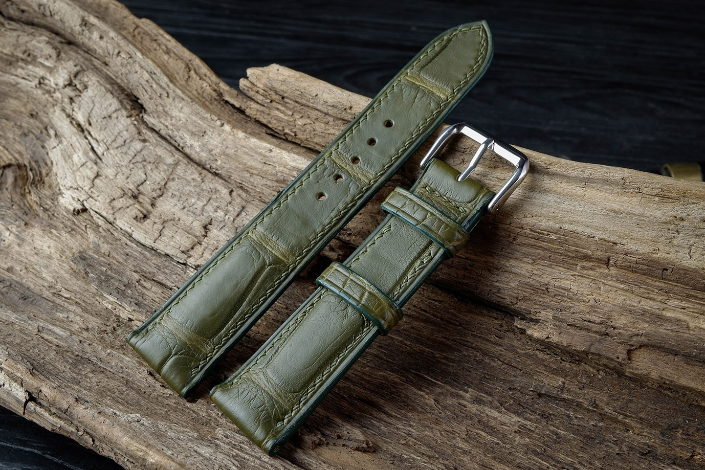 часовой ремешок, классические часы, apple watch, зеленая кожа, хаки, кожа крокодила, черная фурнитура, фурнитура сталь, заказать ремешок, купить ремешок, ремешок под заказ, под размер, экзотическая кожа, необычная кожа, ремешок для часов, необычный ремешок, ручная прошивка, ручная работа