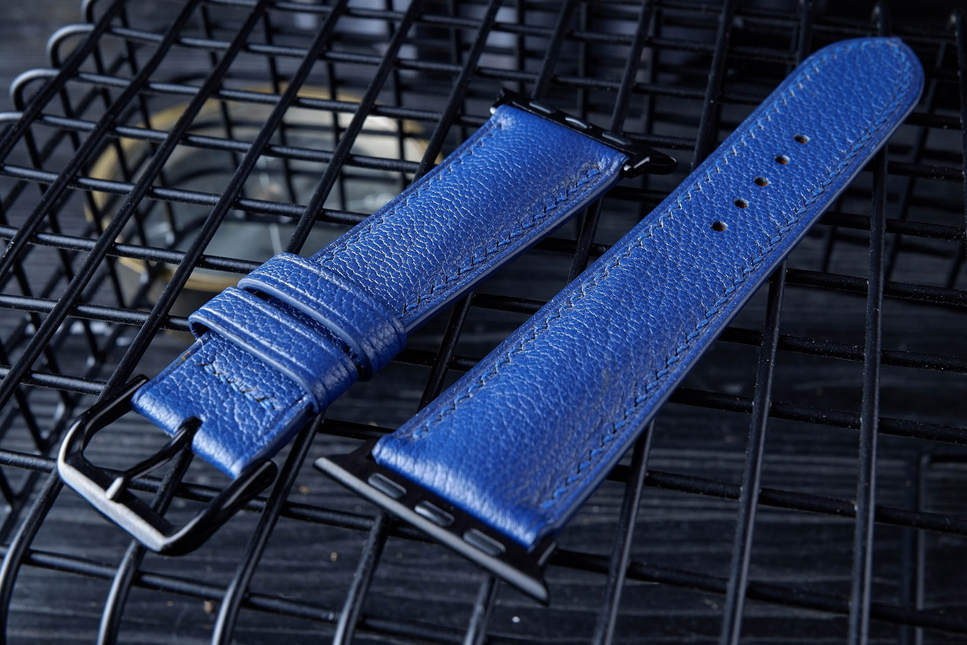 часовой ремешок, классические часы, apple watch, синяя кожа, кожа козы, французская кожа, Hermes, черная фурнитура, фурнитура сталь, заказать ремешок, купить ремешок, ремешок под заказ, под размер, экзотическая кожа, необычная кожа, ремешок для часов, необычный ремешок, ручная прошивка, ручная работа