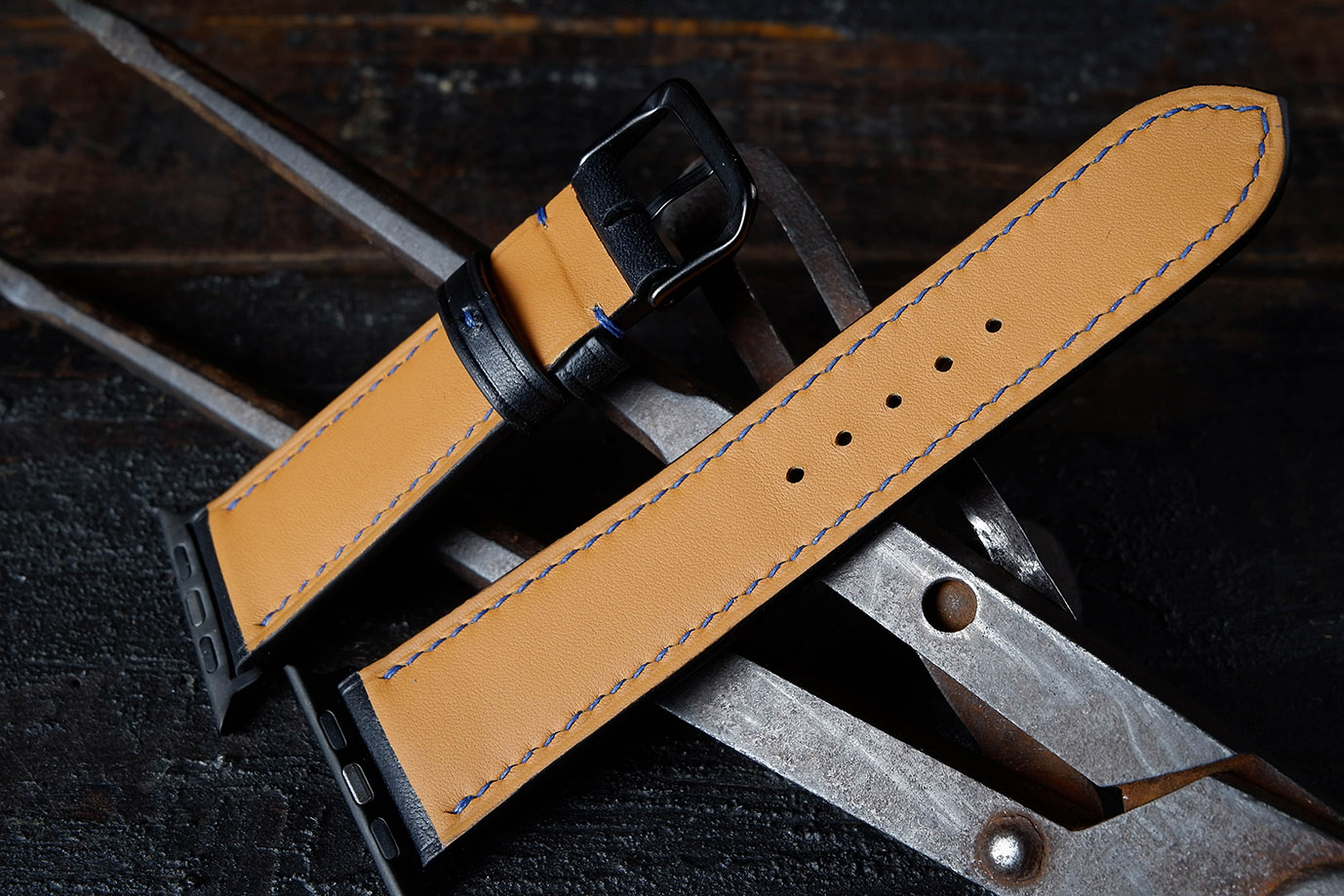 часовой ремешок, классические часы, apple watch, черная кожа, бычья кожа, итальянская кожа, Hermes, черная фурнитура, фурнитура сталь, заказать ремешок, купить ремешок, ремешок под заказ, под размер, экзотическая кожа, необычная кожа, ремешок для часов, необычный ремешок, ручная прошивка, ручная работа