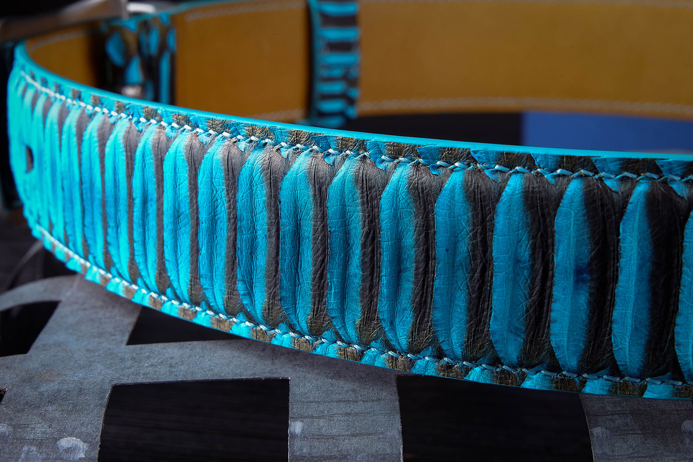 мужской ремень, женский ремень, кожаный ремень, для джинсов, для брюк, голубая кожа, пряжка нержавеющая сталь,  ширина 40 мм, 4 см, ручная работа, Grossone, надежная пряжка, натуральная кожа, экзотическая кожа, необычная кожа, редкая кожа, ручная прошивка, брючный, джинсовый ремень, классический ремень, купить ремень, заказать ремень, ремень под заказ, ремень большой размер, кожа питона