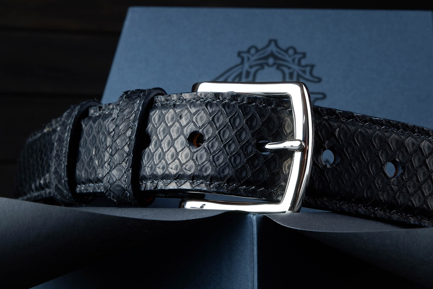 мужской ремень, кожаный ремень, для джинсов, для брюк, черная кожа, пряжка нержавеющая сталь,  ширина 40 мм, 4 см, ручная работа, Grossone, надежная пряжка, натуральная кожа, экзотическая кожа, необычная кожа, редкая кожа, ручная прошивка, брючный, джинсовый ремень, классический ремень, купить ремень, заказать ремень, ремень под заказ, ремень большой размер, кожа питона