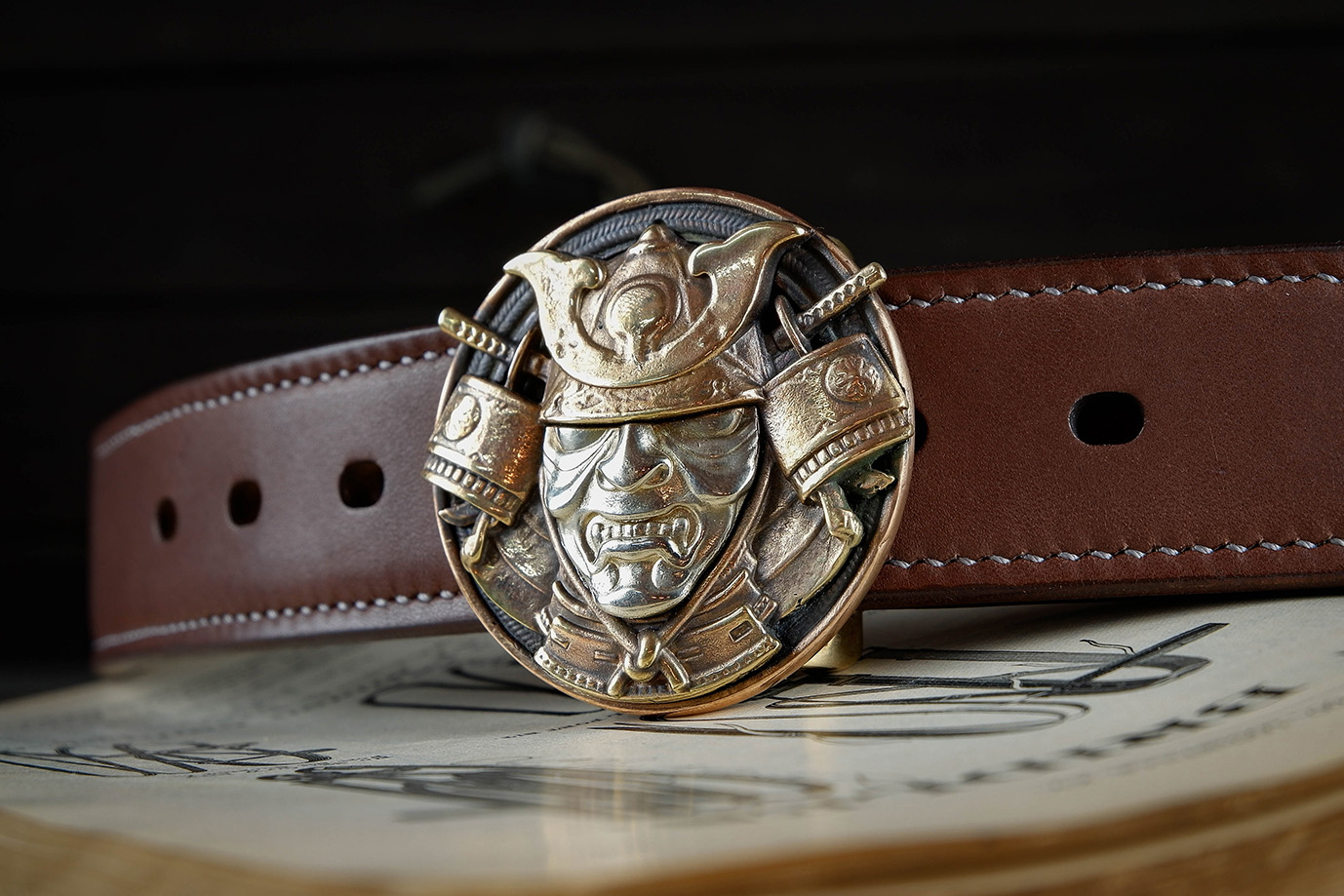 мужской ремень, кожаный ремень, для джинсов, коричневая кожа, толстый ремень, пряжка литая латунь, ширина 40 мм, 4 см, ручная работа, Grossone, водяной буйвол, надежная пряжка, японская кожа, ручная прошивка, брючный, джинсовый ремень, классический ремень, купить ремень, заказать ремень, ремень под заказ, ремень большой размер, авторские пряжки, необычные пряжки, пряжка самурай, пряжка из трех металлов, пряжка триметалл, разноцветная пряжка