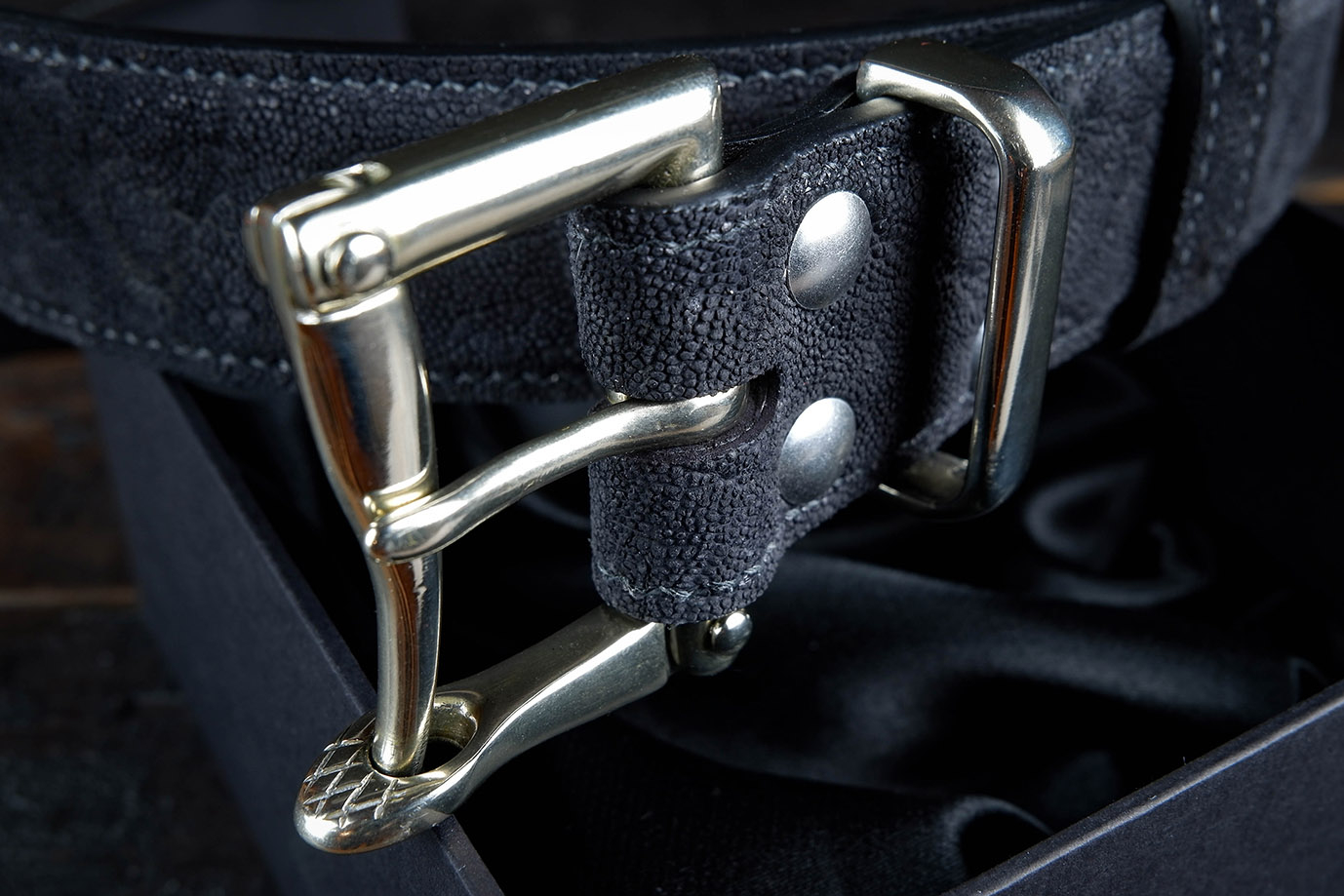 мужской ремень, кожаный ремень, для джинсов, для брюк, черная кожа, пряжка нержавеющая сталь,  ширина 40 мм, 4 см, ручная работа, Grossone, надежная пряжка, натуральная кожа, экзотическая кожа, необычная кожа, редкая кожа, ручная прошивка, брючный, джинсовый ремень, классический ремень, купить ремень, заказать ремень, ремень под заказ, ремень большой размер, кожа слона, необычный ремень, необычные пряжки, пряжка фаермен, пряжка Fireman, пряжка пожарных